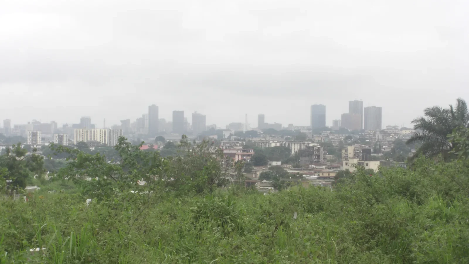 Vue d’ensemble du centre d’Abidjan sur une photographie d’archive.
