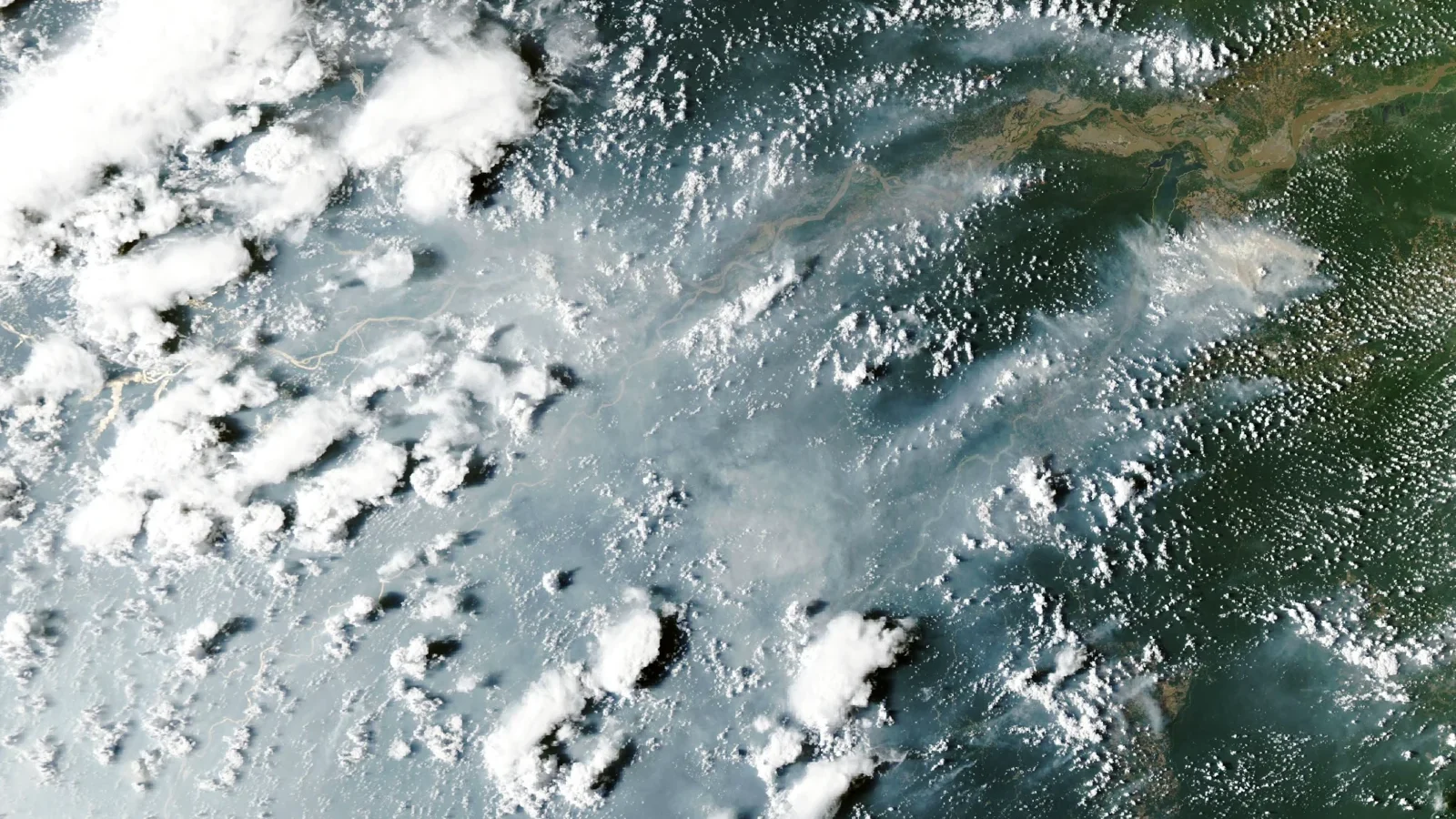 Fumées en Amazonie observées le 12 octobre 2026.