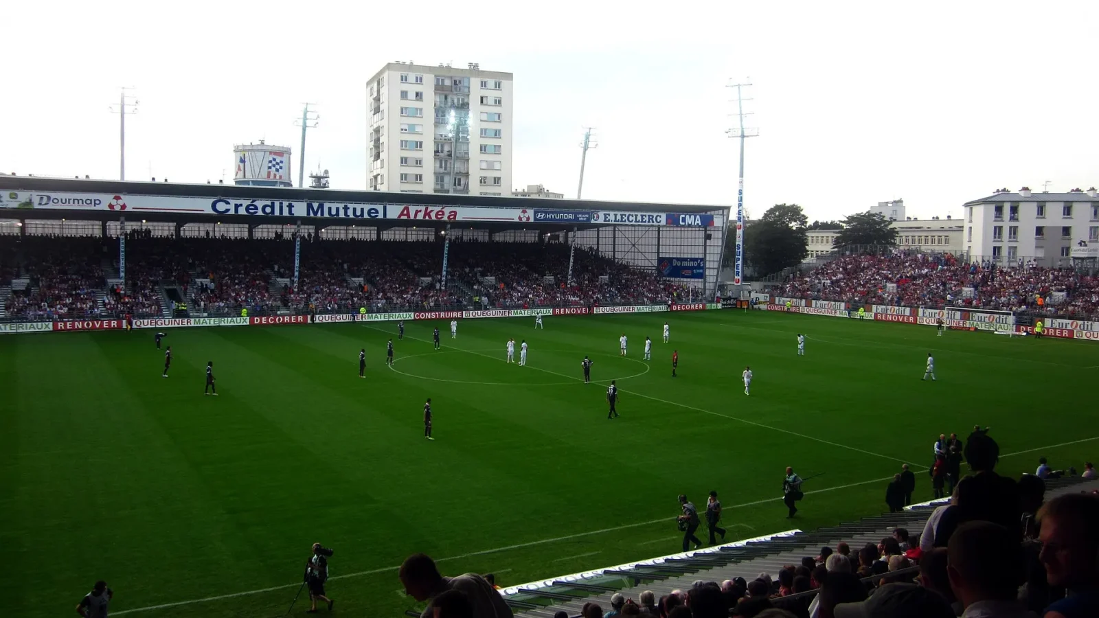 La pelouse et les tribunes du stade Francis-Le Blé à Brest