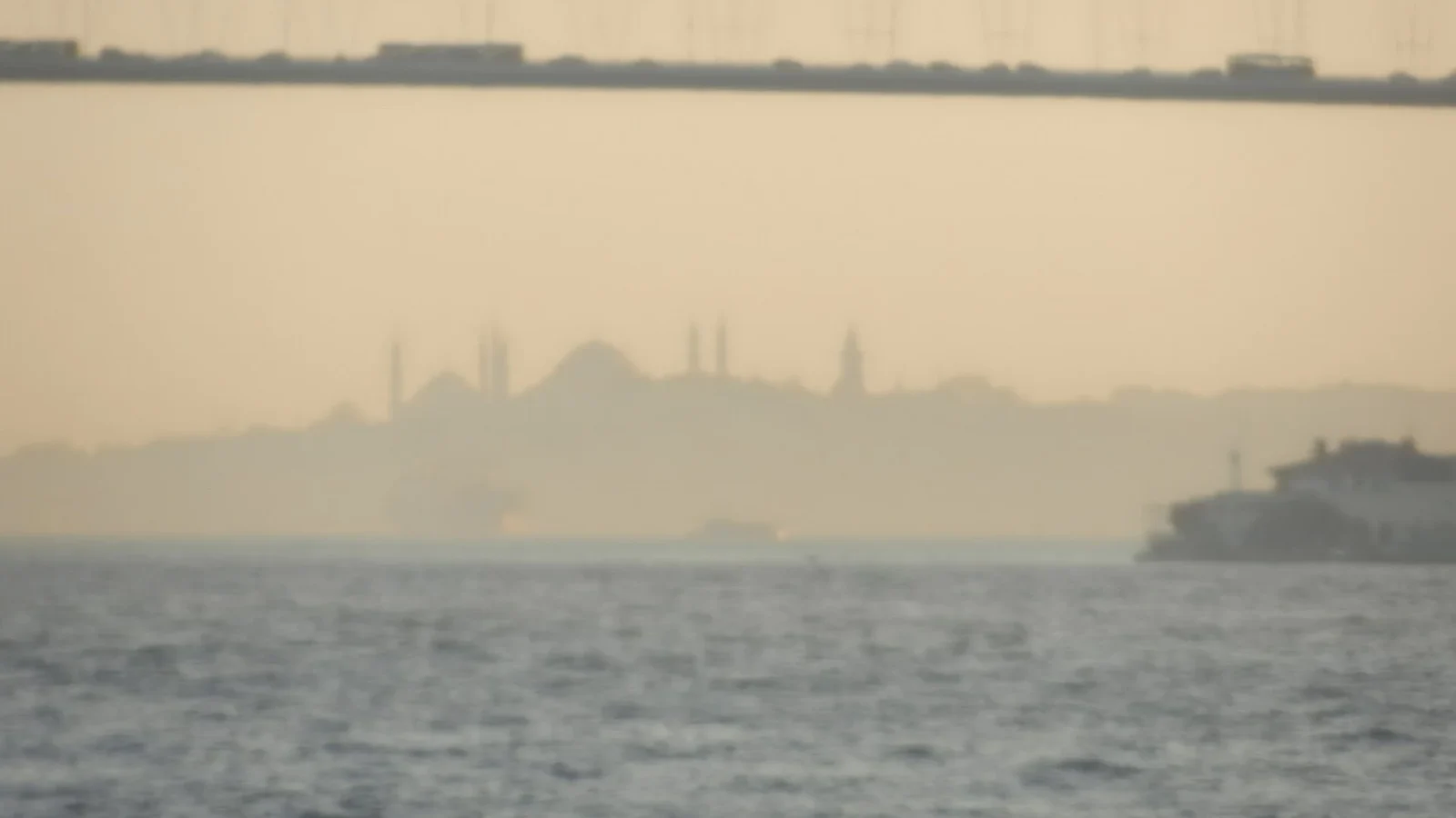 La silhouette historique d’Istanbul au bord de l’eau