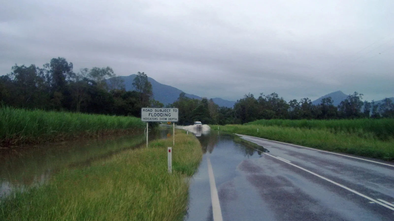 Une route recouverte par les eaux dans le Queensland, archive CSIRO