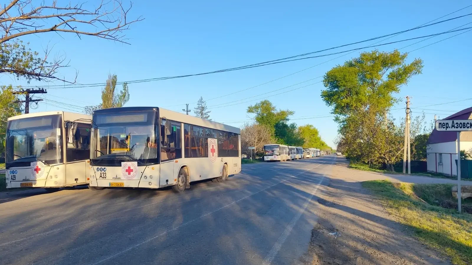 Des bus du CICR lors d’une évacuation en Ukraine en 2022