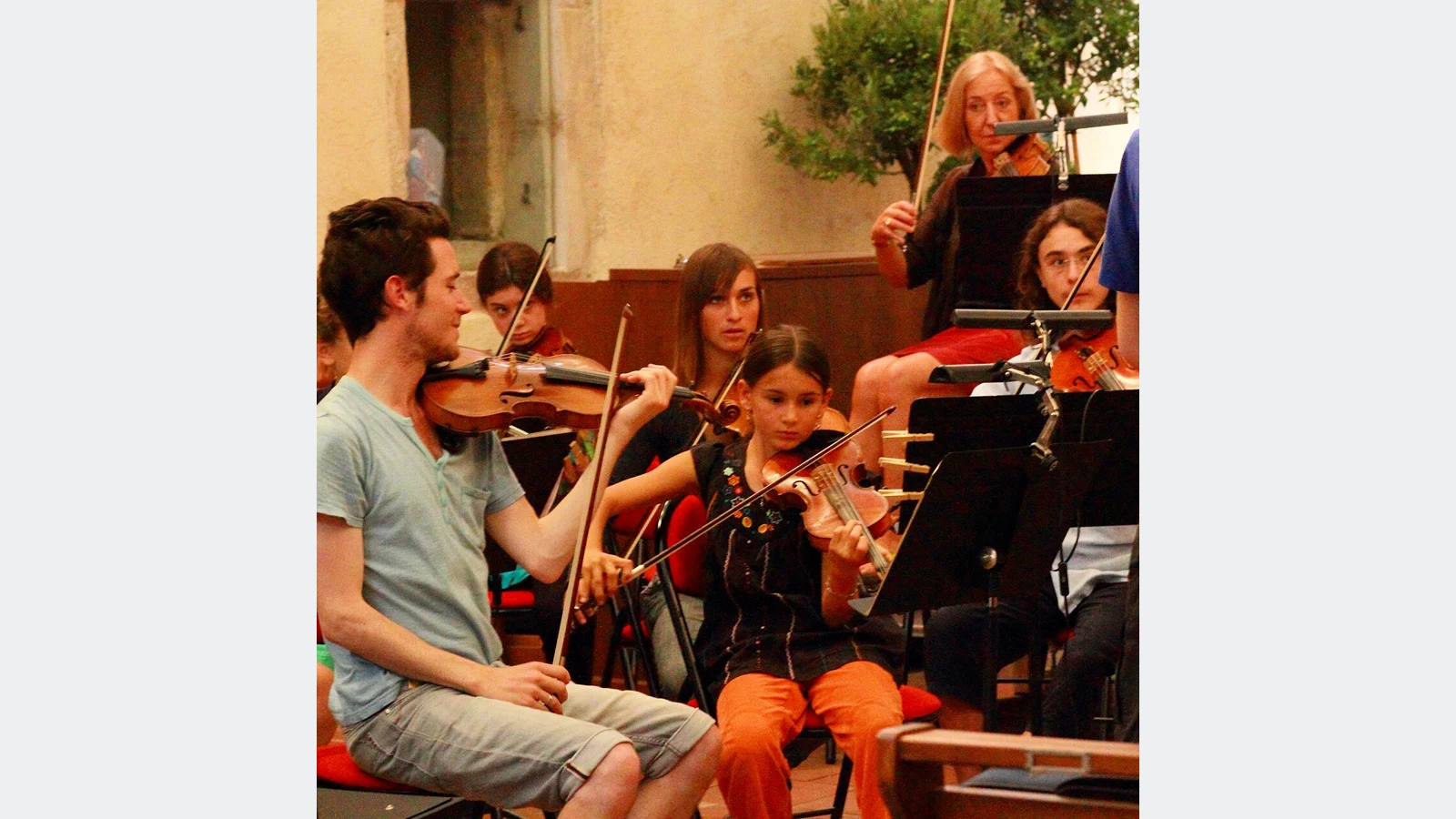 Des musiciens à cordes en répétition lors du festival Musique-Cordiale en 2010