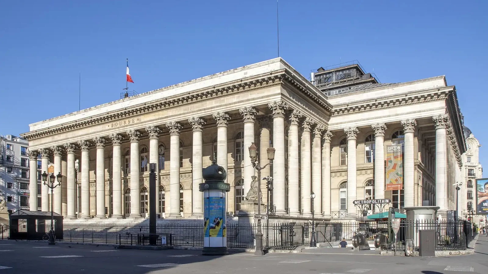 La façade à colonnes du palais Brongniart à Paris