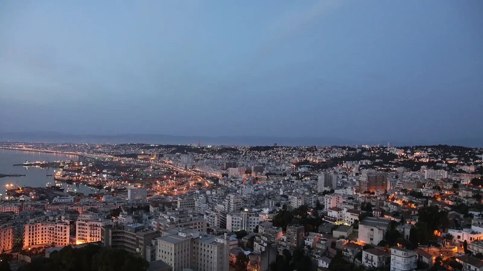 La baie d’Alger et le port au petit matin