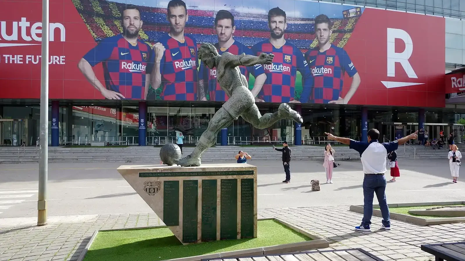 La statue de László Kubala devant le Camp Nou en octobre 2019