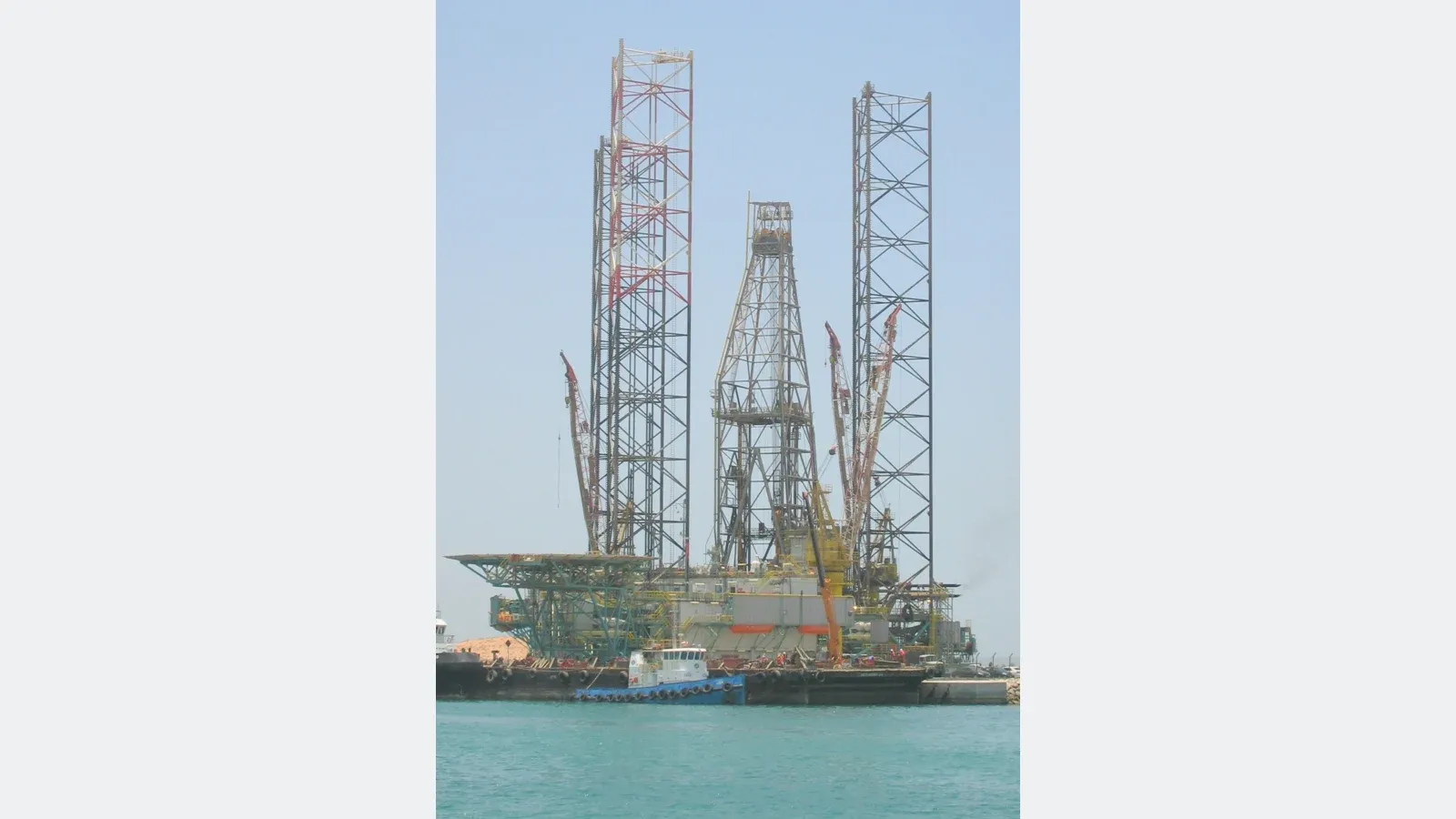 Une plateforme de forage autoélévatrice dans le port d’Abou Dhabi en 2008