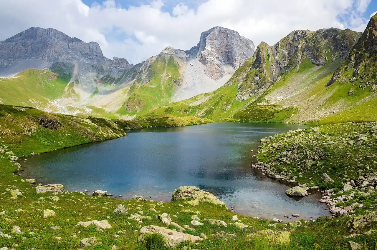 Des lacs et des reliefs de haute montagne dans le Caucase