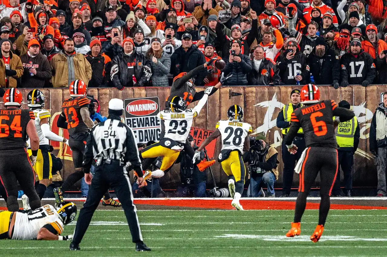Des joueurs des Steelers pendant un match contre les Browns en 2019