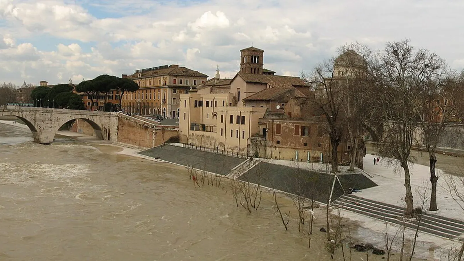 L’île Tibérine et le pont Cestius sur le Tibre à Rome