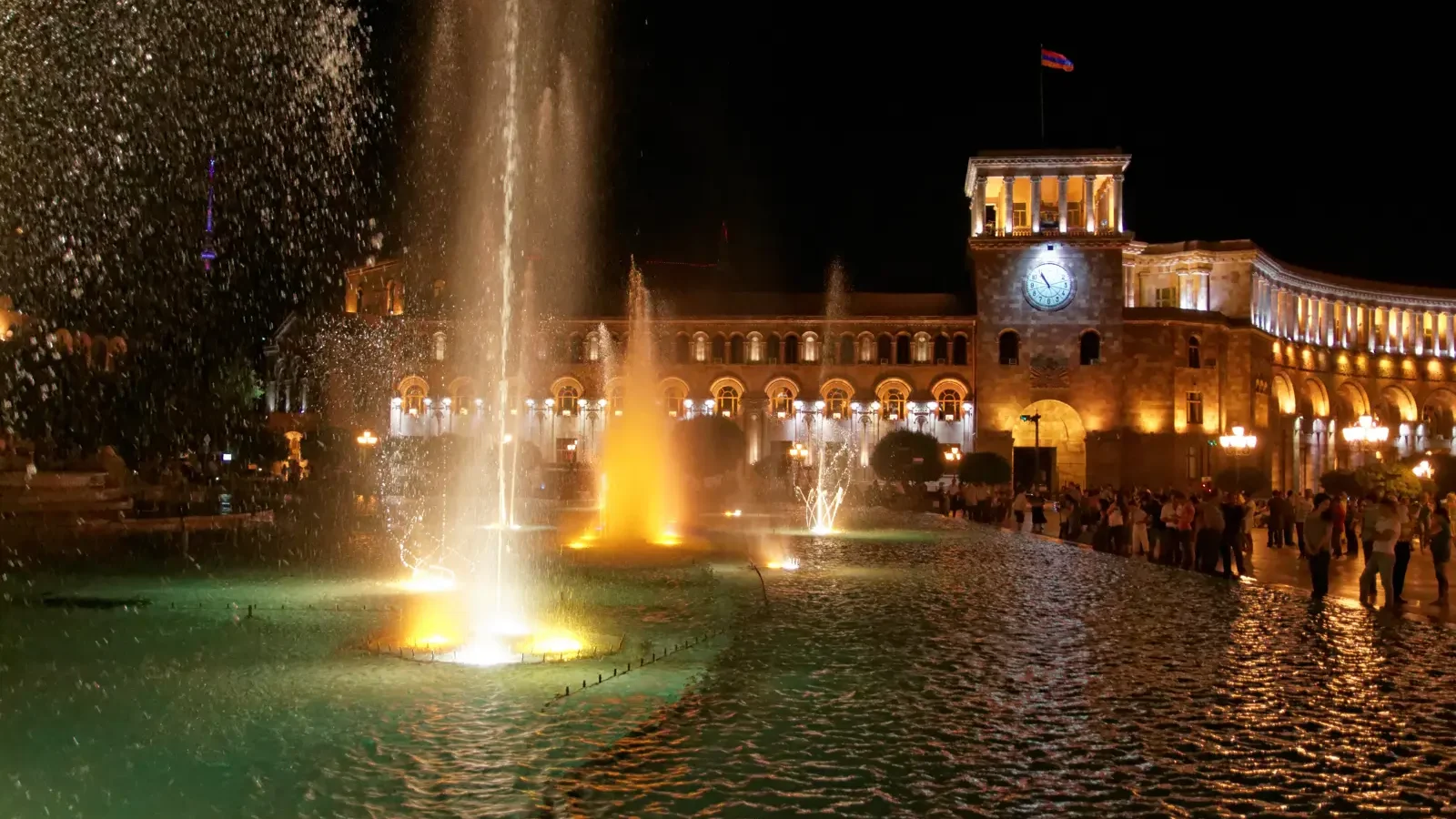 Les fontaines de la place de la République à Erevan la nuit