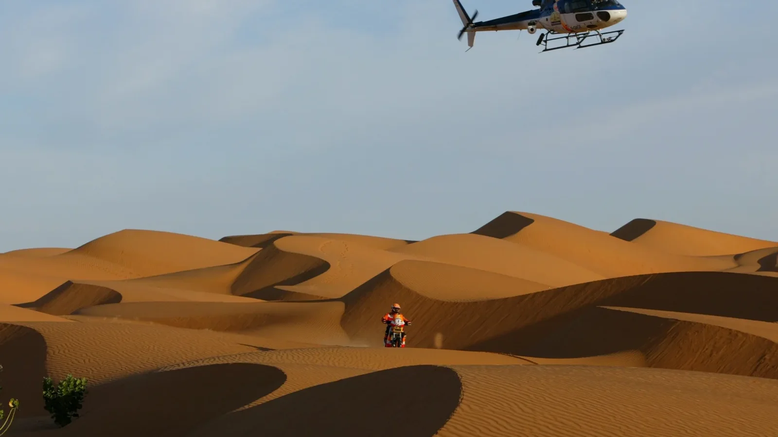 Marc Coma à moto suivi par un hélicoptère pendant le Dakar 2006