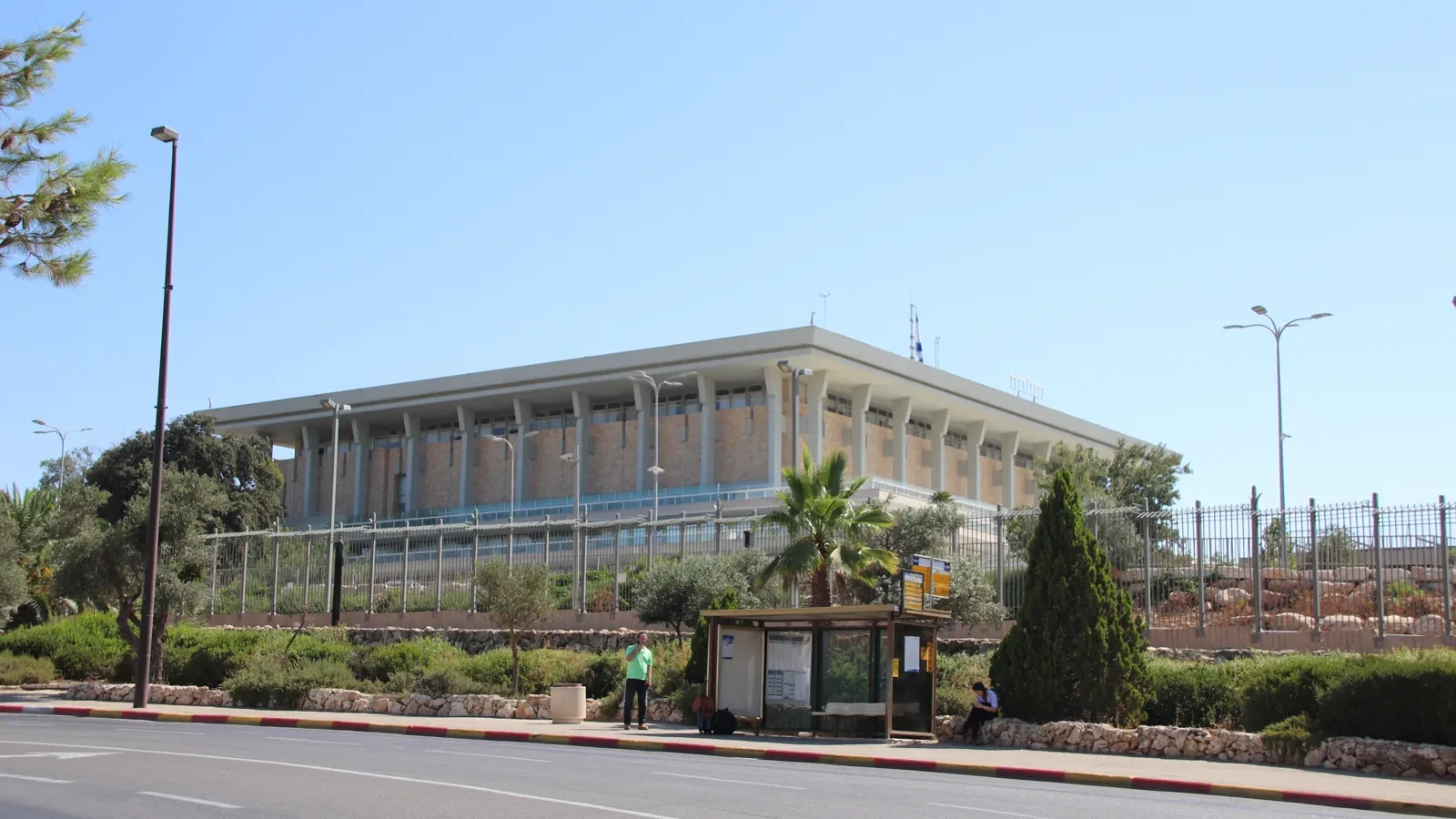 Le bâtiment de la Knesset derrière un arrêt de bus à Jérusalem