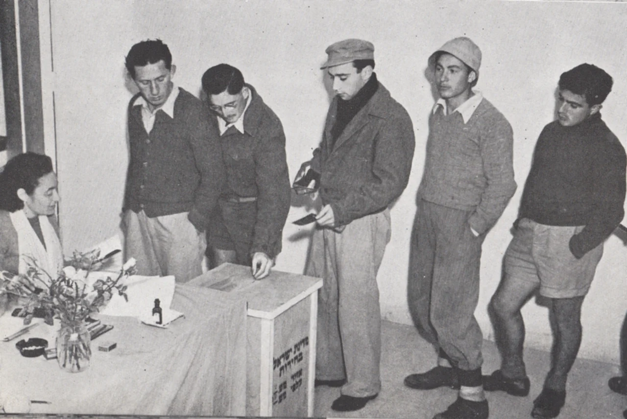 Une file d’électeurs lors des élections à la Knesset vers 1951 (archive historique). Cette photo ne représente pas le scrutin de 2026.