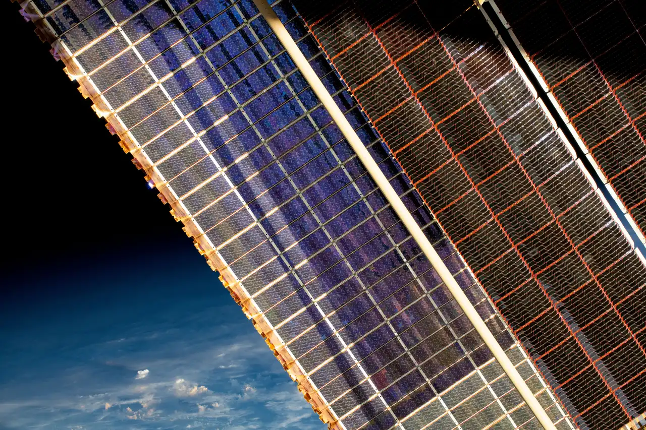 Anciens et nouveaux panneaux solaires de l’ISS