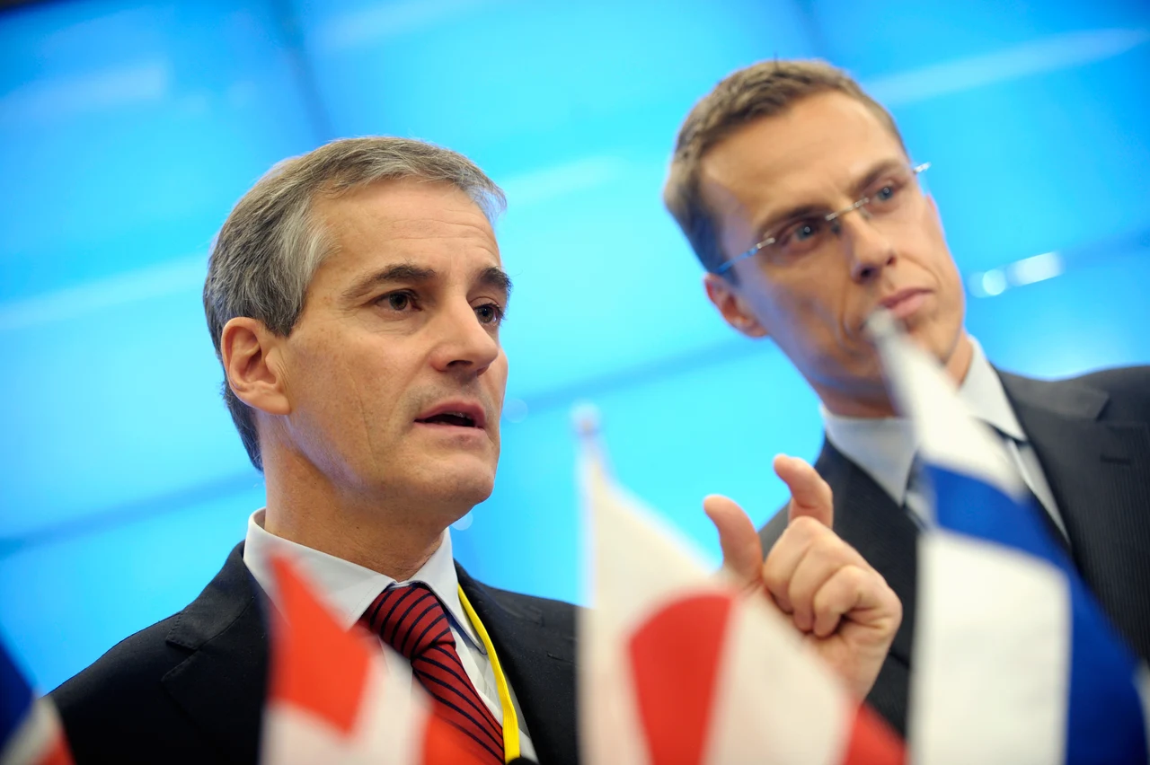 Jonas Gahr Støre et Alexander Stubb, alors ministres des Affaires étrangères, au Conseil nordique en octobre 2009