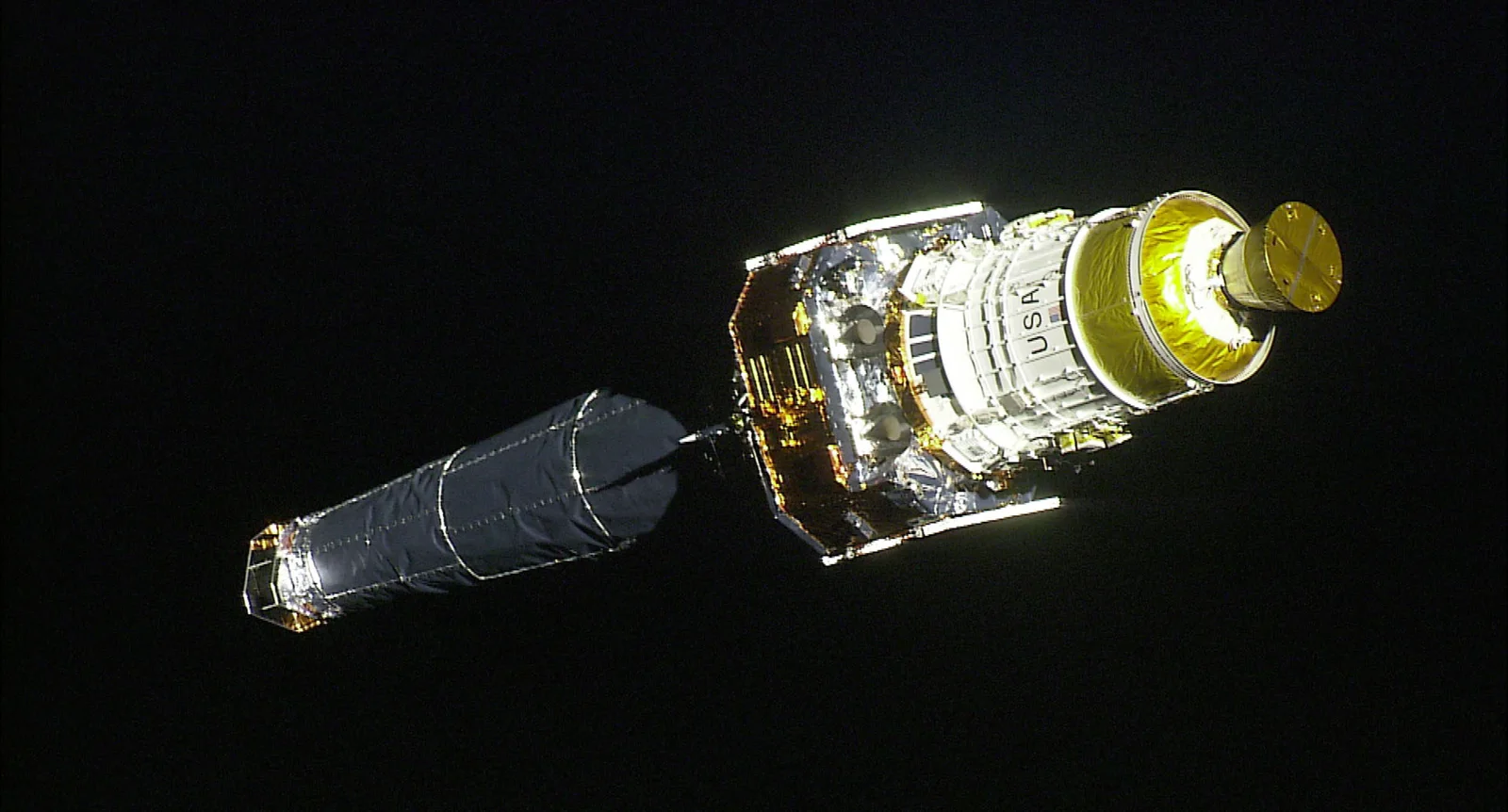 Le télescope Chandra dans l’espace après son déploiement en juillet 1999.