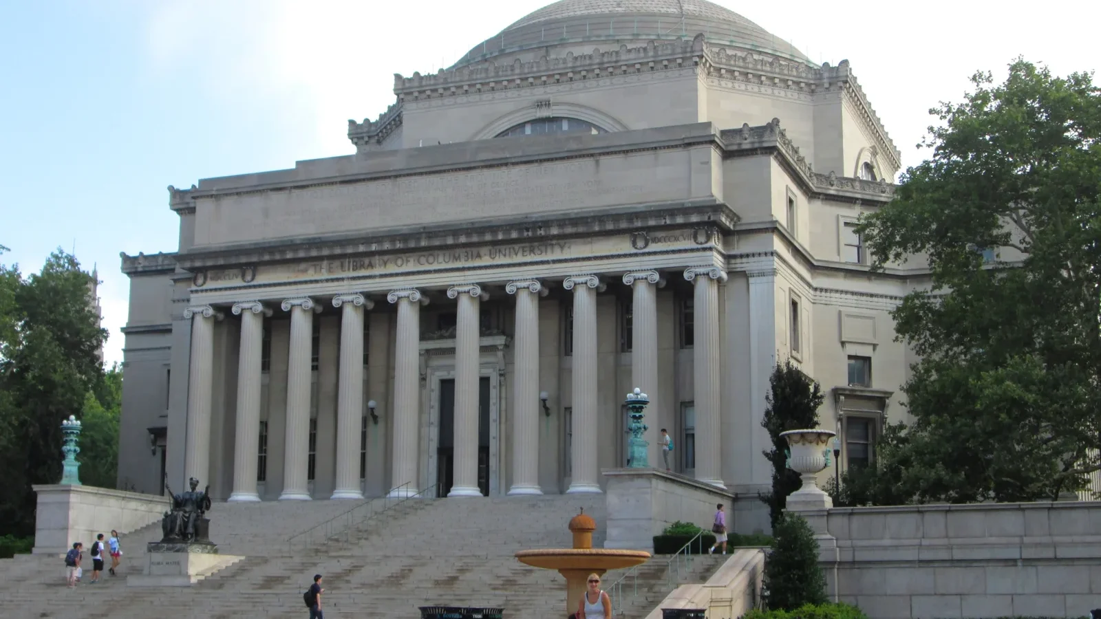 La façade de Low Memorial Library sur le campus de Columbia, photographie de 2014.