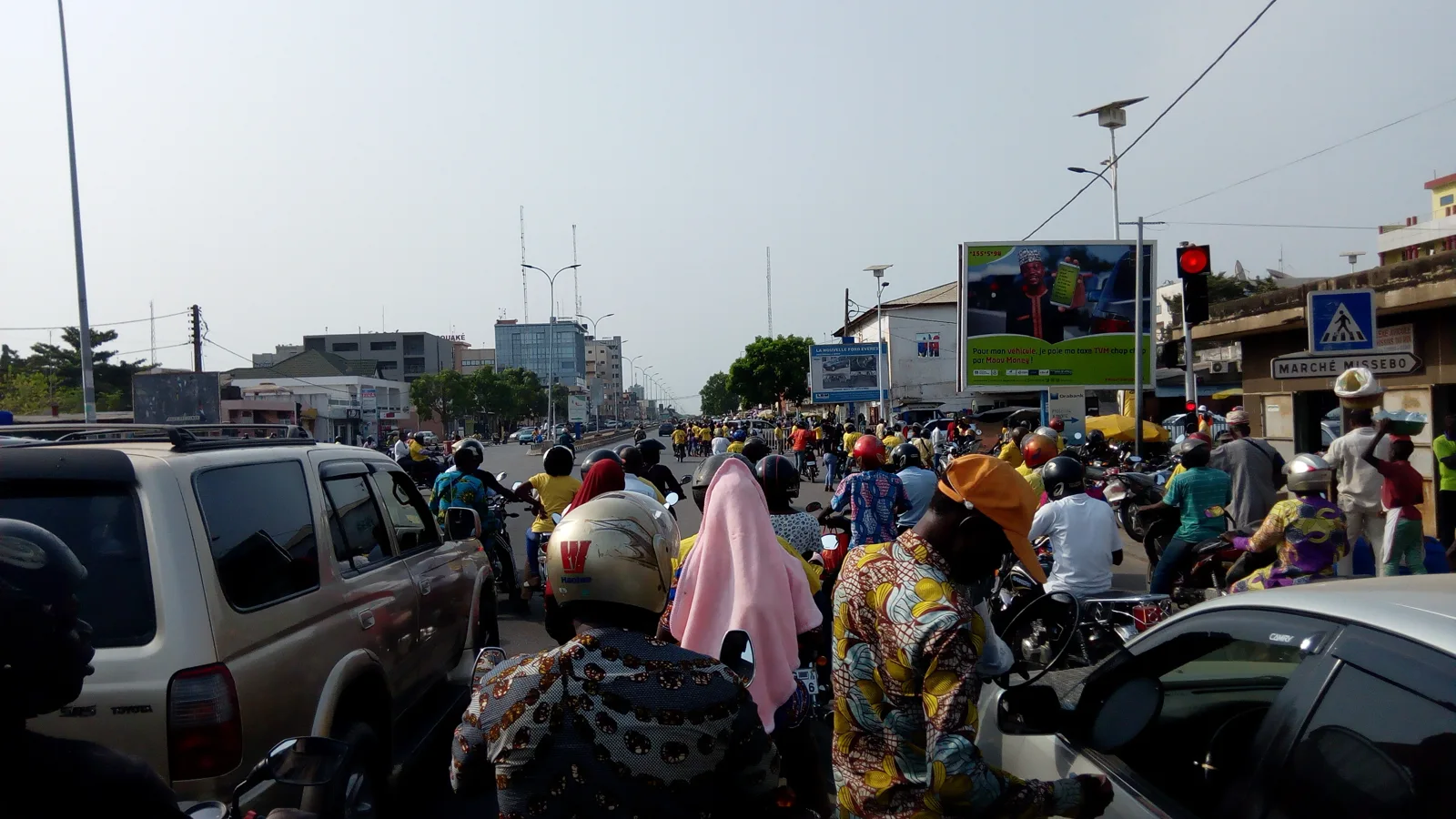 Des motos et des véhicules dans la circulation de Cotonou sur une photographie de 2020.