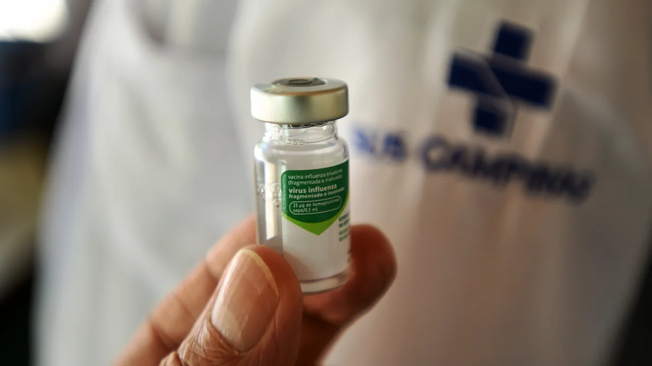 Un flacon de vaccin contre la grippe, sur une photographie d’archive de 2021.