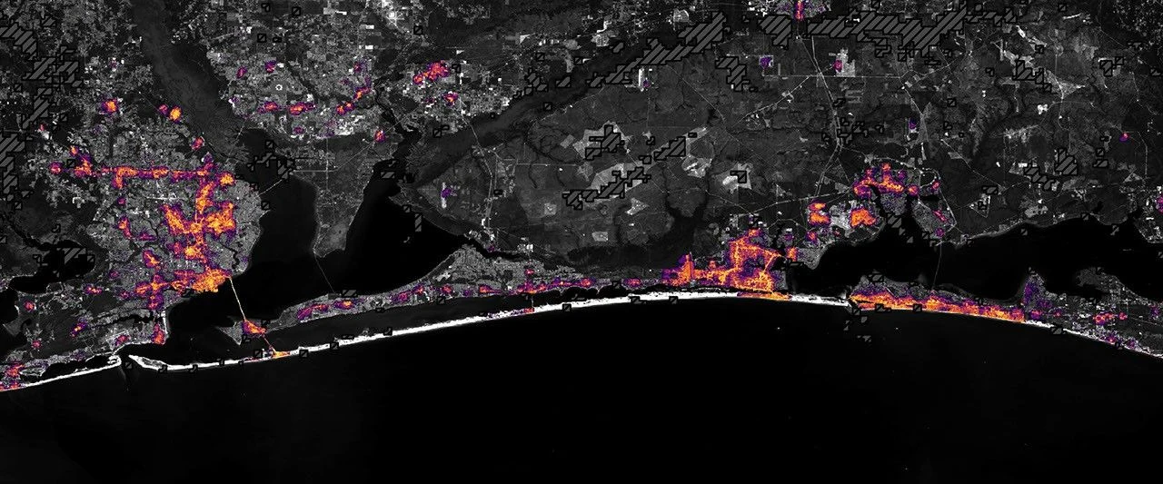 Éclairage nocturne autour de Pensacola et Destin le 12 octobre 2026. Visualisation modélisée Black Marble HD ; les hachures signalent des nuages.