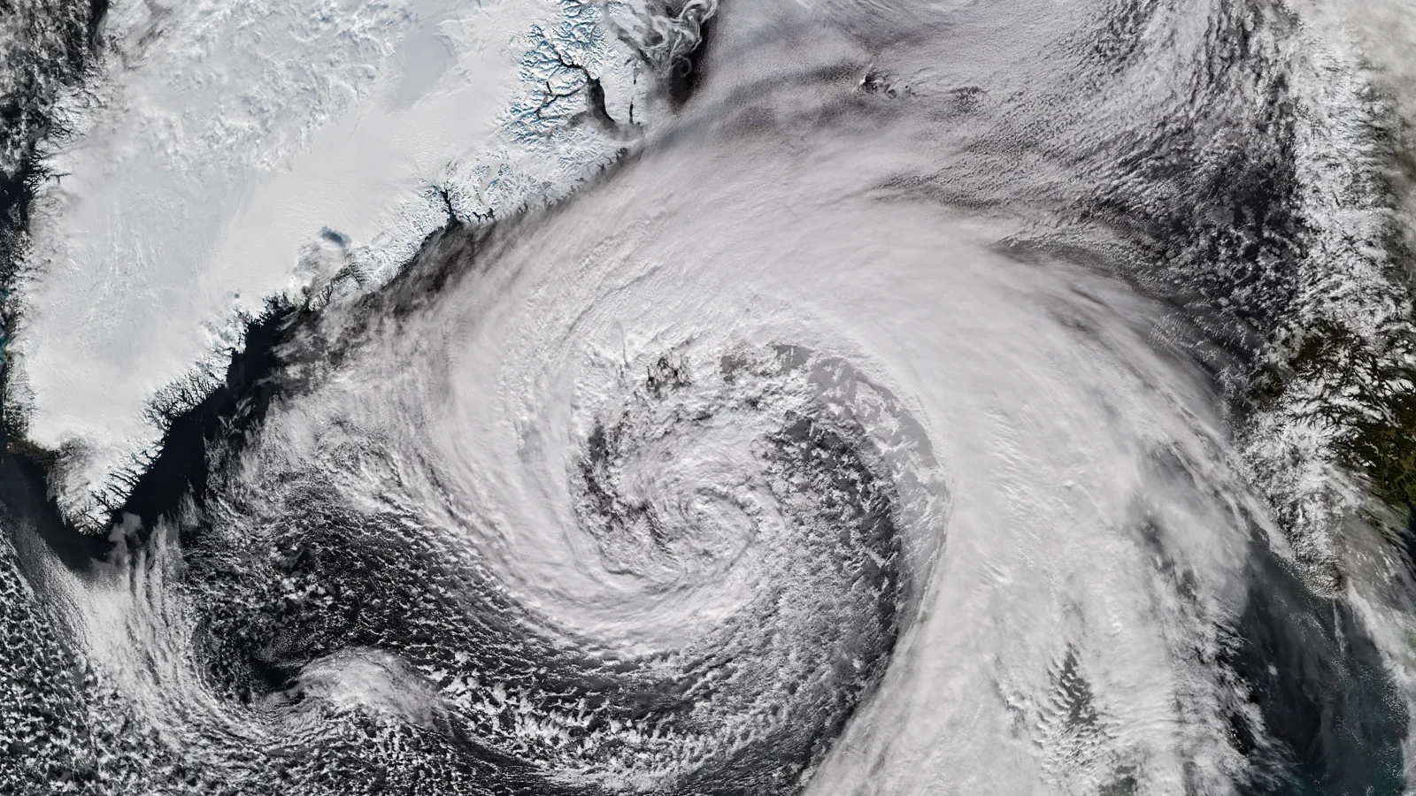 Enroulement nuageux du cyclone près de l’Islande observé le 14 octobre 2026