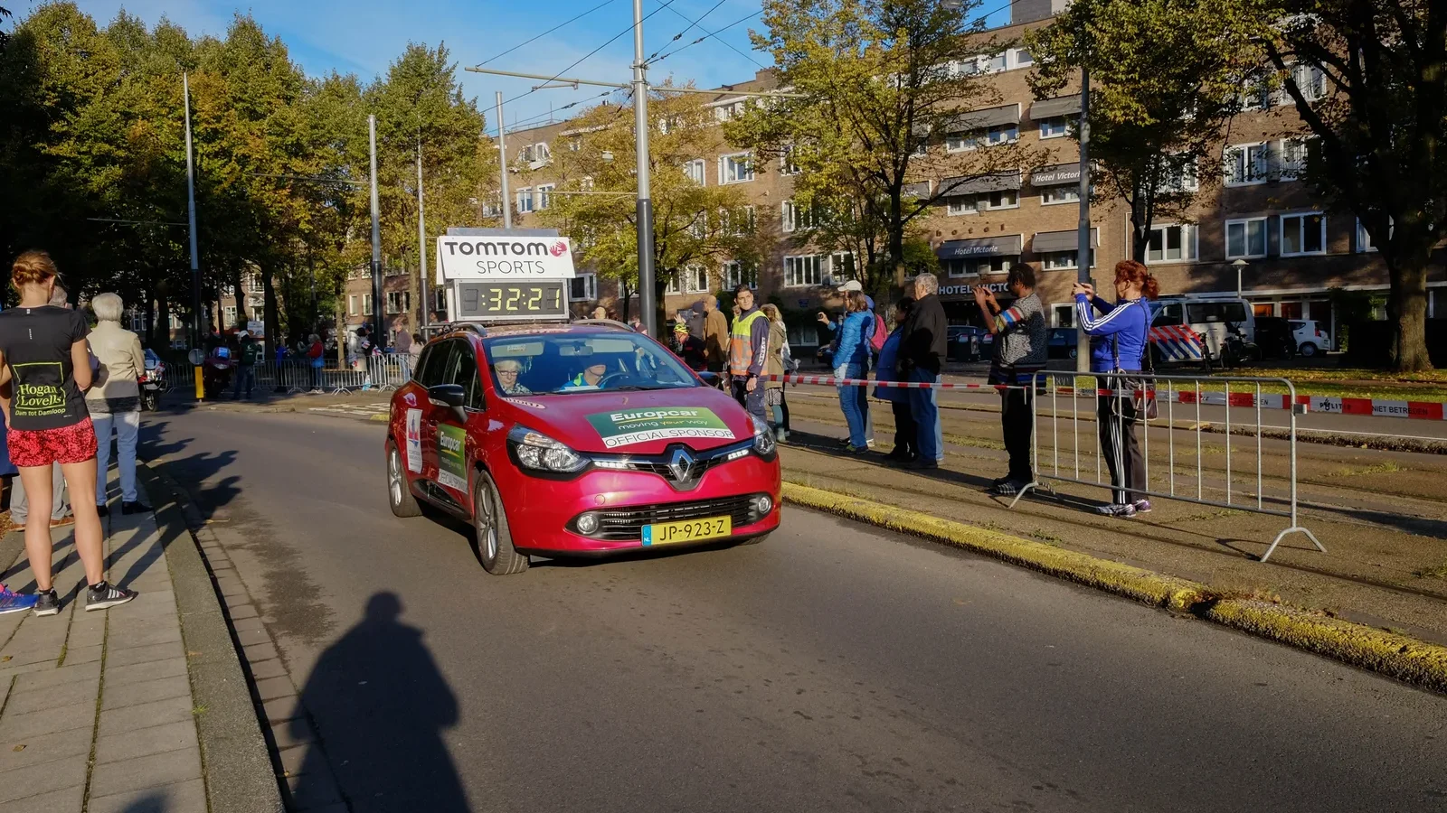 Un véhicule de l’organisation et du public sur le parcours du marathon d’Amsterdam en 2016.