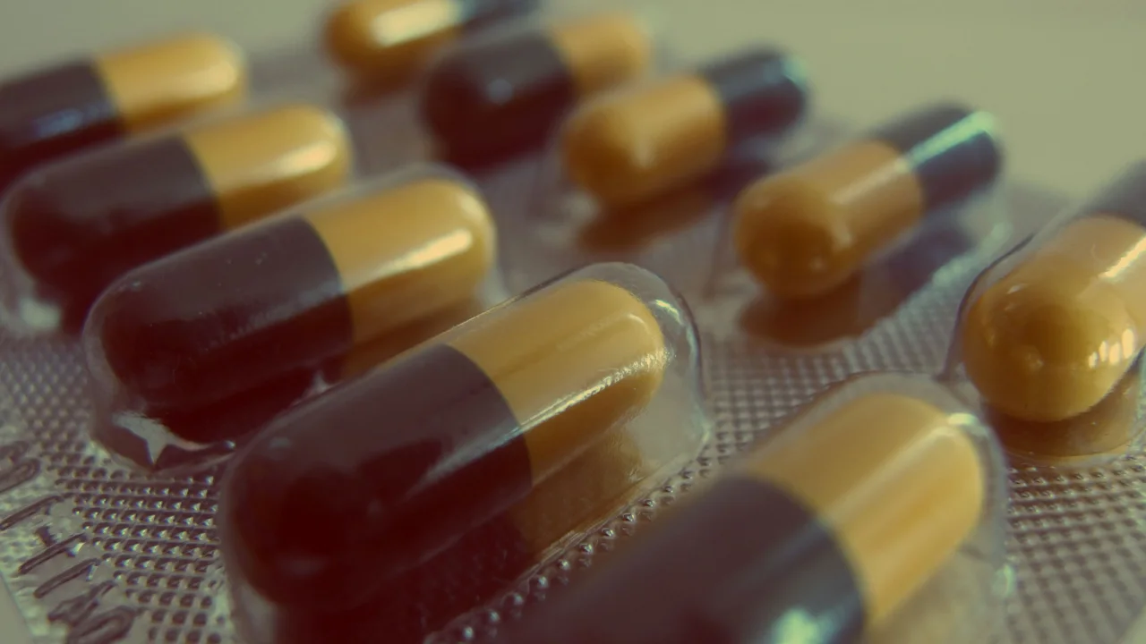 Des comprimés sur une photographie d’illustration de médicaments.