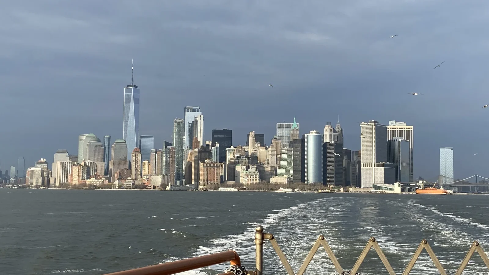 La silhouette des immeubles de New York vue depuis l’eau