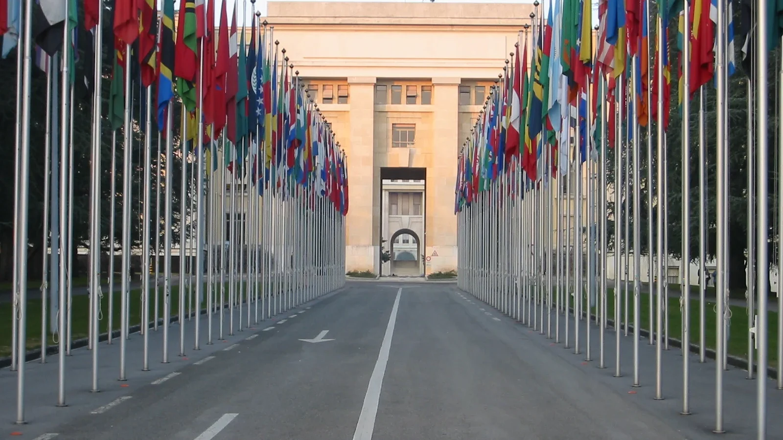 Drapeaux devant le Palais des Nations à Genève