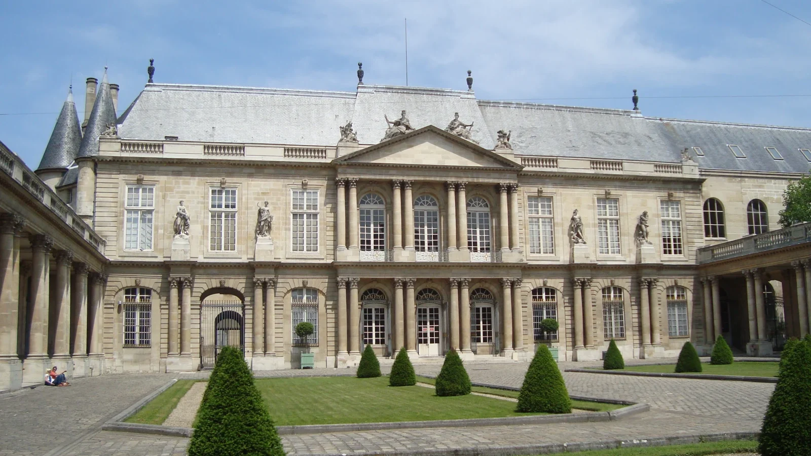 Façade de l’hôtel de Soubise à Paris, 16 juin 2010. Photo d’archive, pas les salles de l’exposition Cassini.