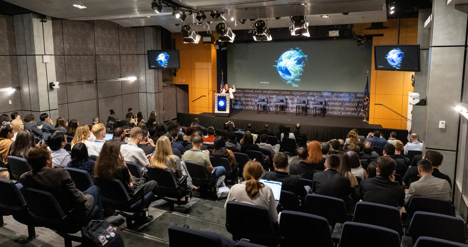 Karen St. Germain s’exprime devant les participants d’un rassemblement Space Apps en juin 2024.
