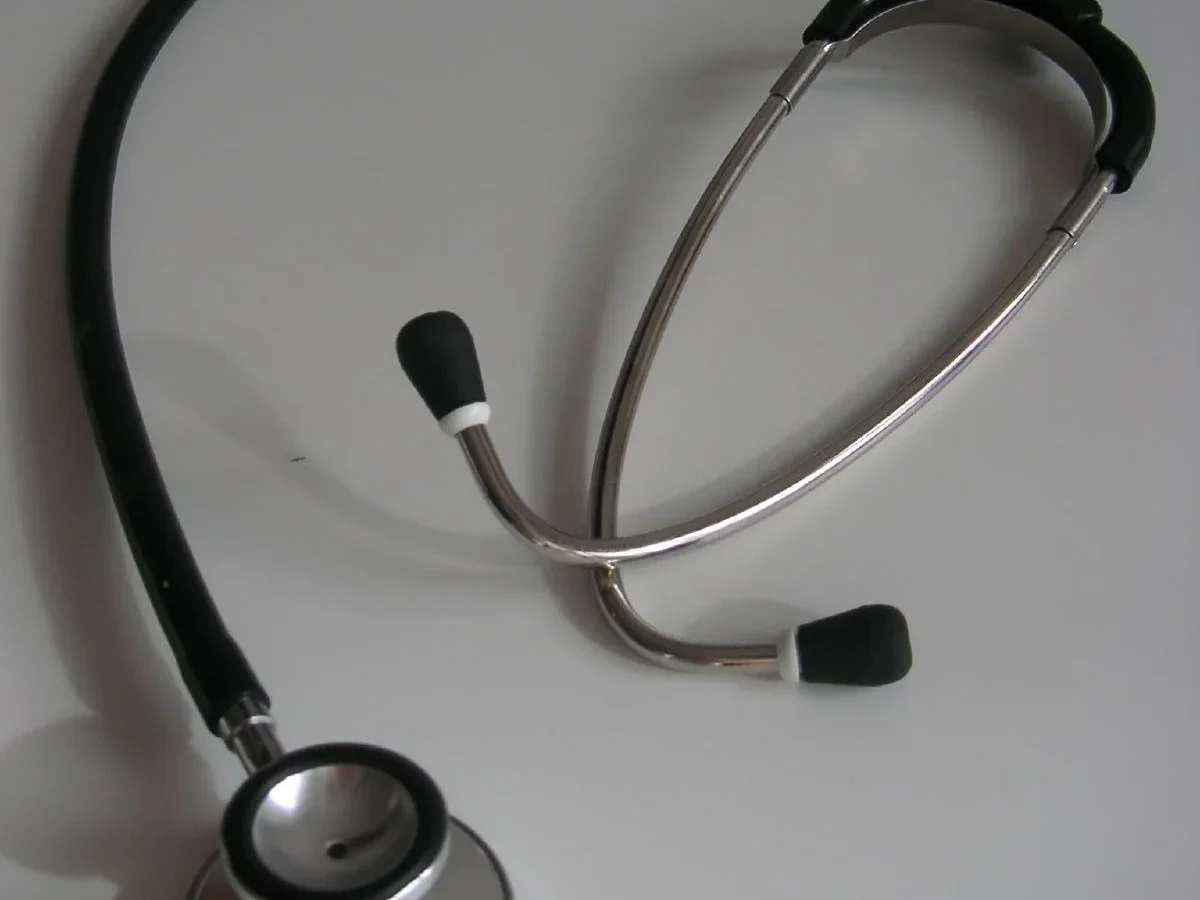 Un stéthoscope sur un fond clair, photographie d’illustration.