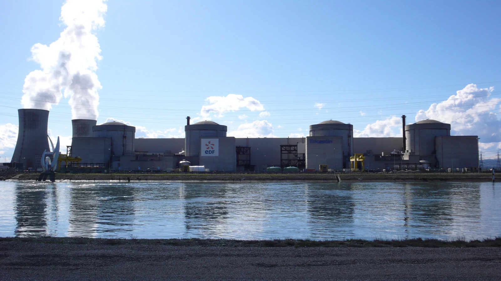 Un site nucléaire équipé de tours de refroidissement