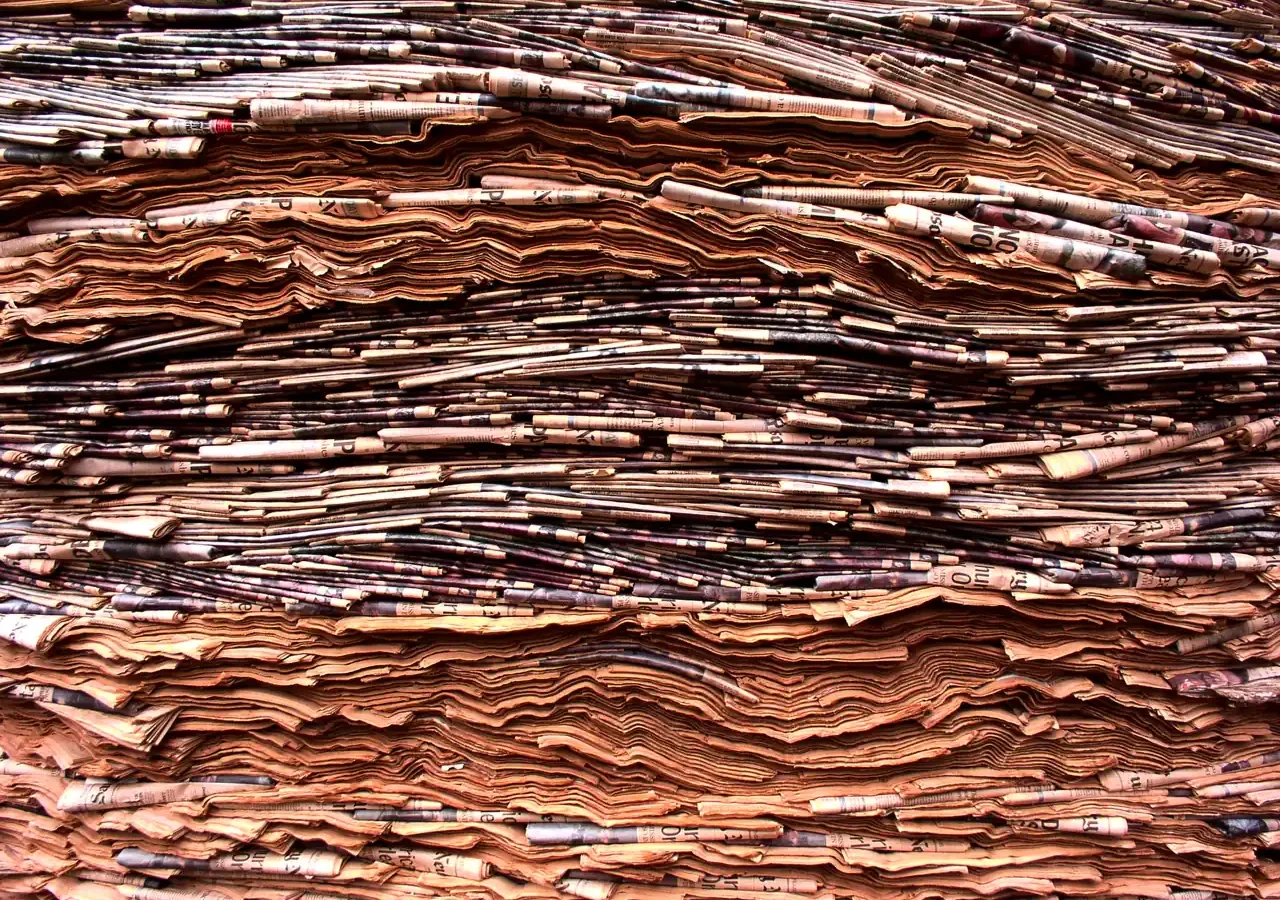 Journaux empilés dans une installation photographiée en Californie en 2005.